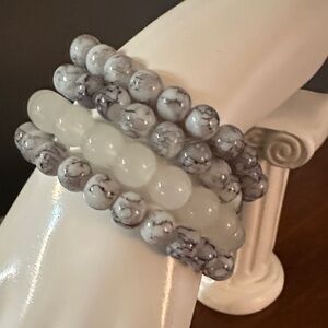 White and Gray Glass Beaded Bracelet NWOT